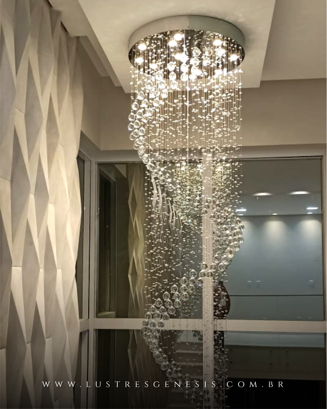 Lustre de Cristal Drill em ambiente com pé direito duplo Lustres Gênesis loja online de Lustres e Iluminação Decorativa